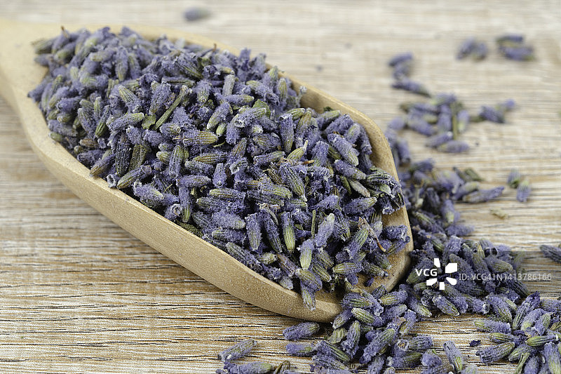 木勺干薰衣草，用于自制天然化妆品图片素材