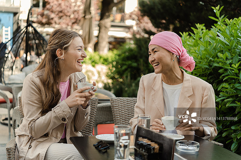 快乐的亚洲癌症患者在咖啡馆与她最好的朋友共度美好时光图片素材