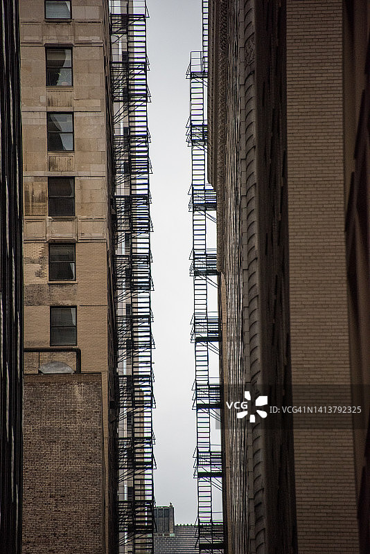 芝加哥高层建筑上的消防通道图片素材
