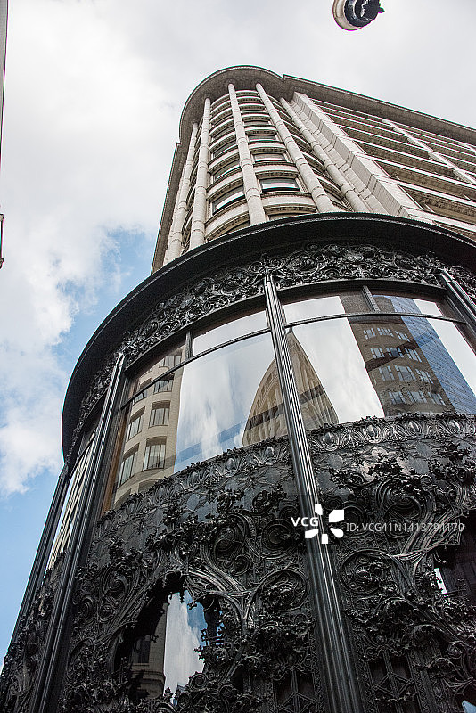 仰望芝加哥沙利文中心北立面的遮阳篷图片素材