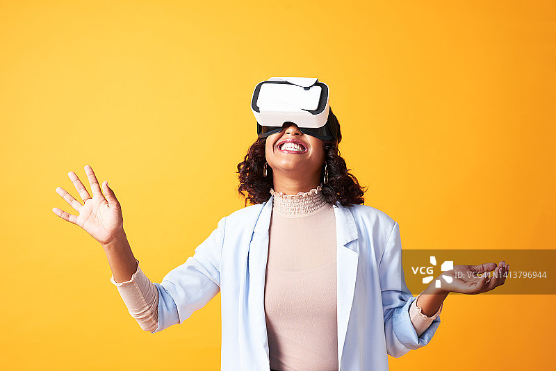 人工智能元宇宙游戏玩家使用虚拟现实技术，佩戴VR头显，用户在互动环境中体验新的未来游戏设备，用于娱乐的视觉模拟眼镜图片素材