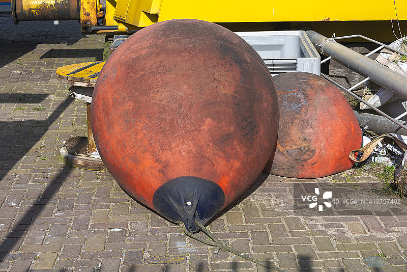 工业区里的大型橙色挡泥板图片素材