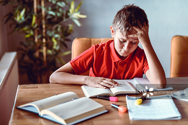 近视男孩写作业困难图片素材