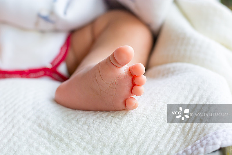 母亲手中的婴儿脚，幸福家庭的概念图片素材