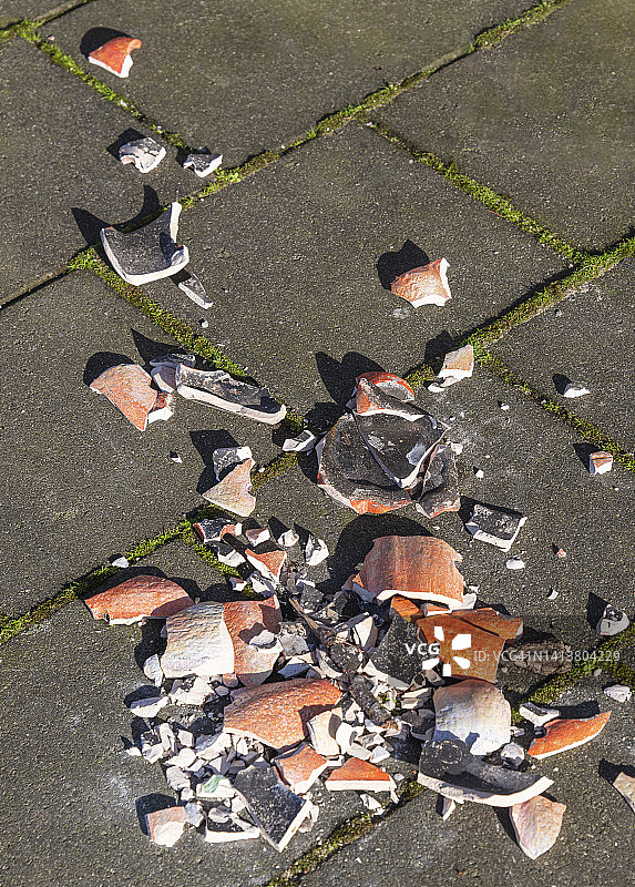 人行道上的许多碎瓦片图片素材