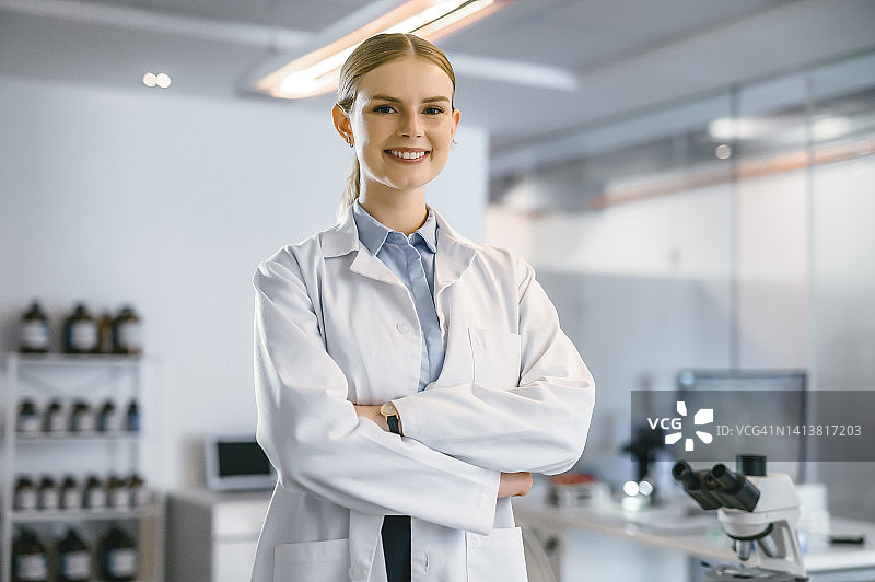 自信、自豪和快乐的医学生物学家，双臂交叉站立图片素材