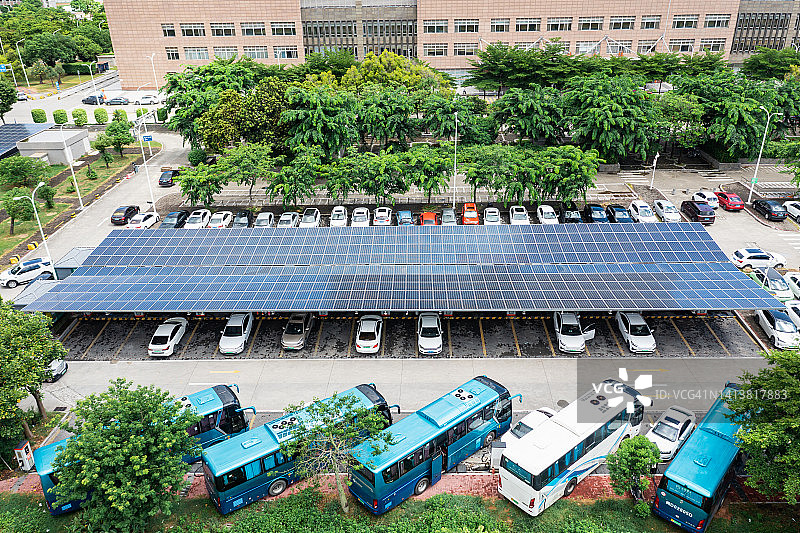 带太阳能电池板的巴士充电站图片素材