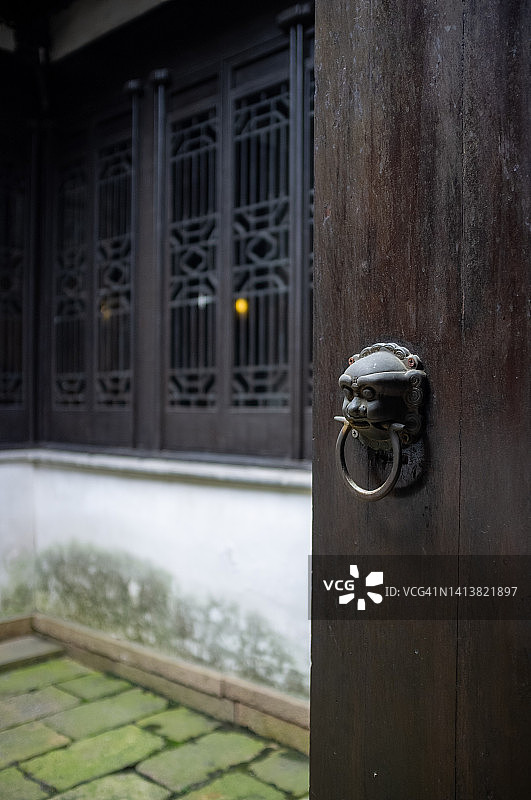 带狮子头门环的黑门图片素材
