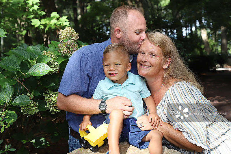 年长的夫妇展示他们新收养的儿子图片素材