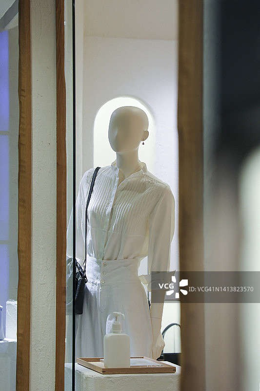 穿着白色服装的女人体模型图片素材