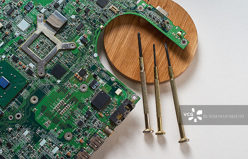 带有旧电子板的螺丝刀图片素材