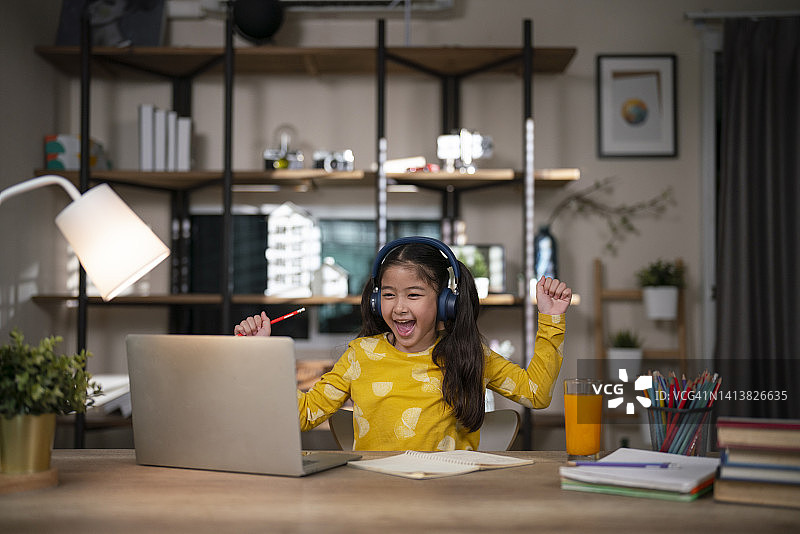 年轻可爱的亚洲女孩在家用笔记本电脑学习图片素材
