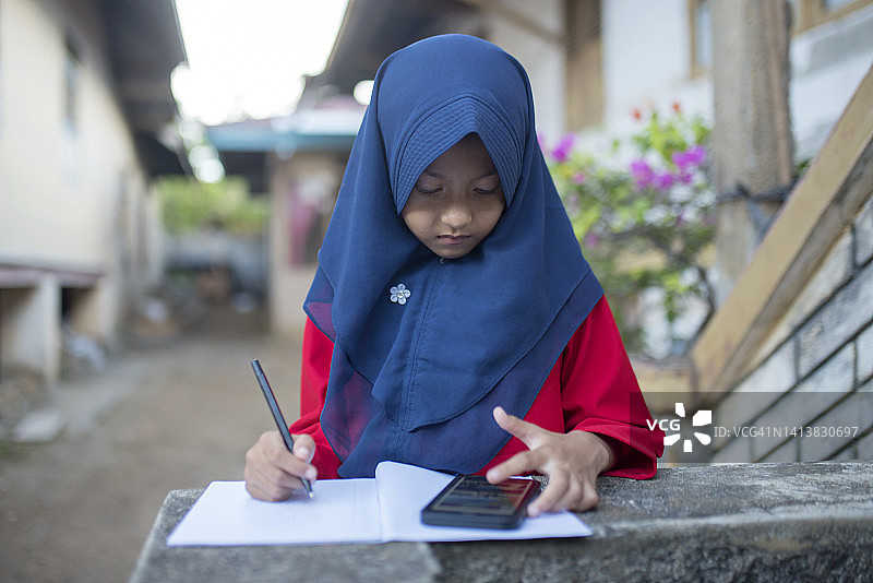 女孩用智能手机学习图片素材