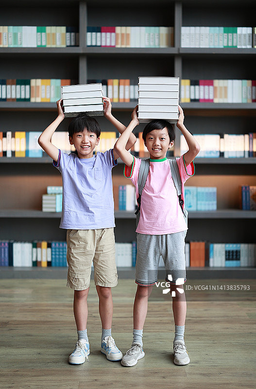 孩子们在图书馆看书图片素材