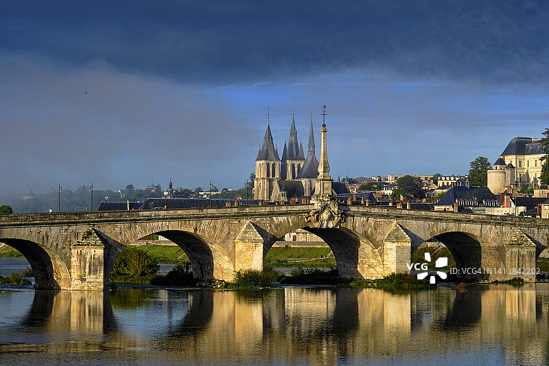 法国卢瓦-谢尔省布卢瓦卢瓦尔河谷城市风光图片素材