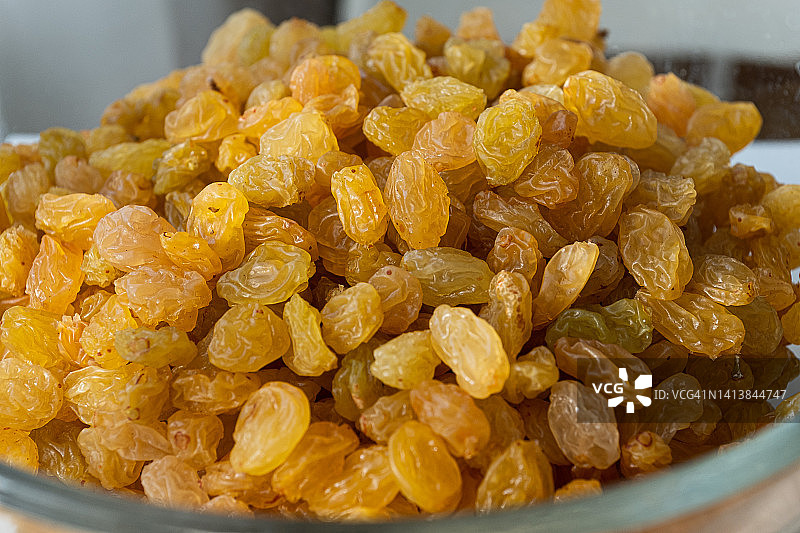 盘中的黄色葡萄干，素食主义健康食品，有机非转基因农产品图片素材