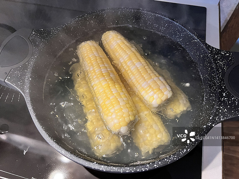 炉子上煮新鲜爱荷华州甜玉米图片素材