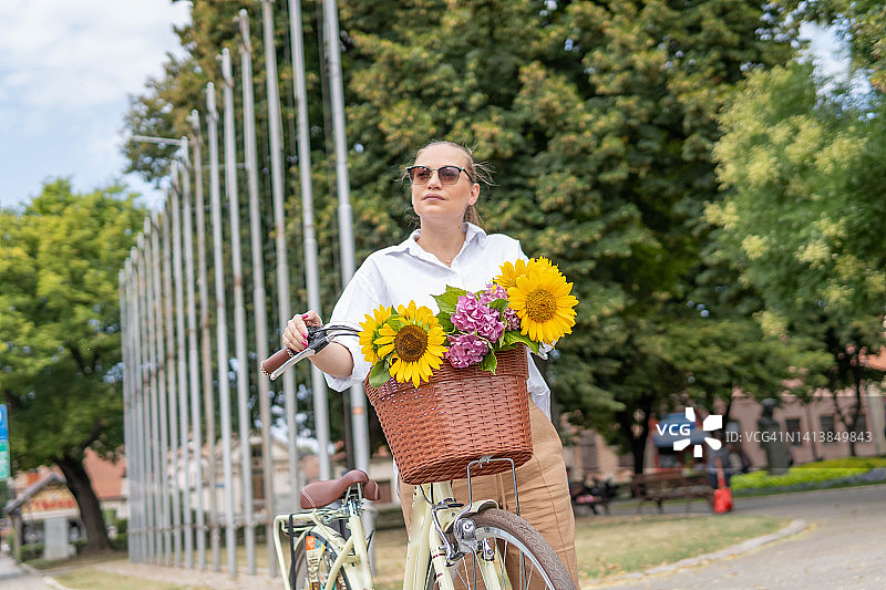 年轻女人和她的自行车图片素材
