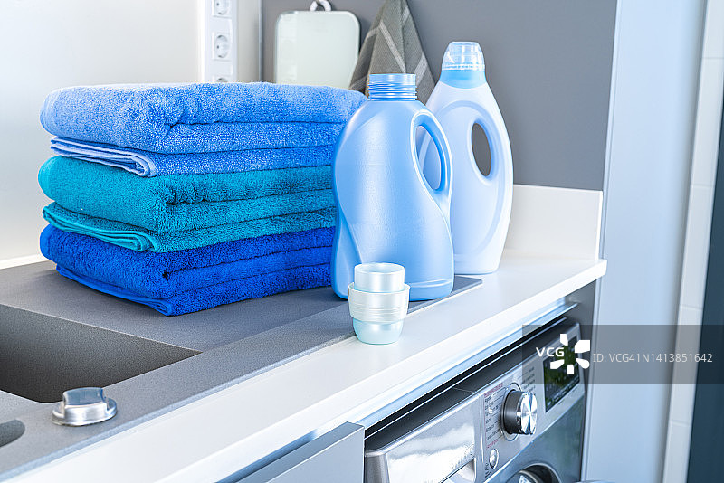 蓝色衣物柔顺剂和洗涤剂瓶图片素材