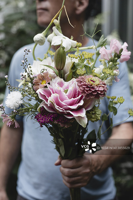 男人拿着一束鲜花图片素材