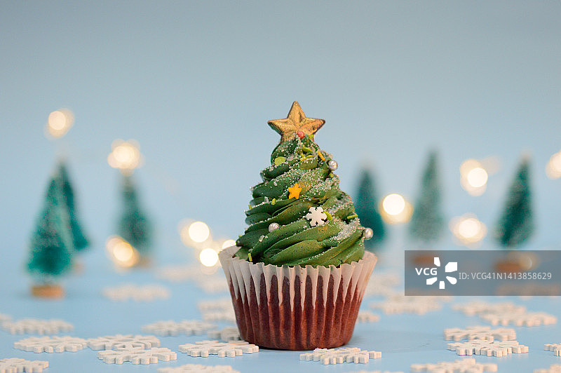 圣诞树造型装饰纸杯蛋糕（背景虚化）图片素材