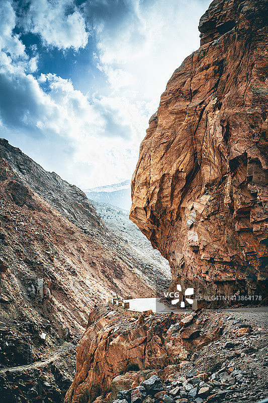 群山之间的道路图片素材