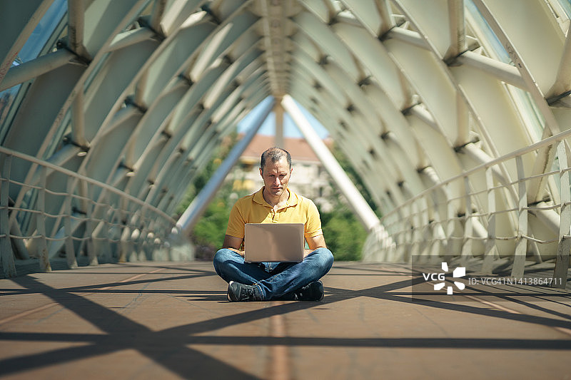 成年男人盘腿而坐图片素材