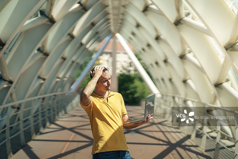 后悔的成年男人图片素材