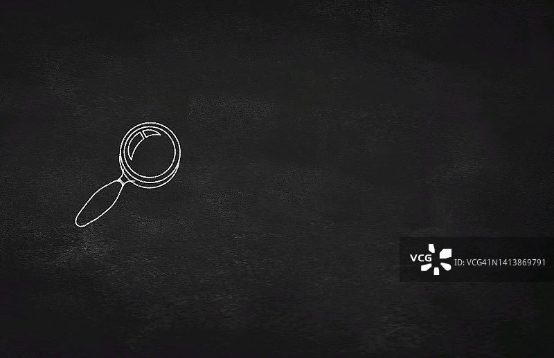 粉笔黑板和放大镜图片素材