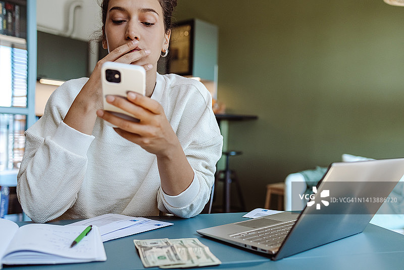 使用智能手机的焦虑女人图片素材