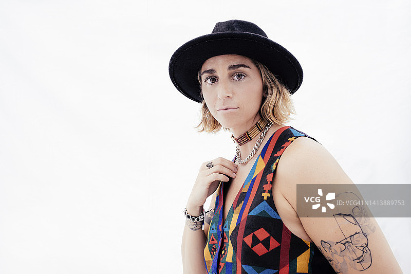 时尚女性身穿无袖背心戴帽肖像图片素材