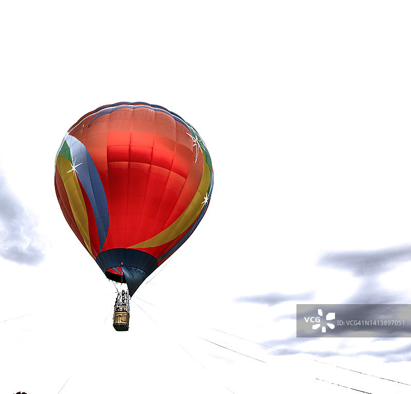 戏剧性天空下的热气球低角度视图图片素材