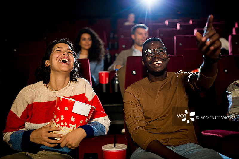 朋友们在电影院看喜剧电影图片素材