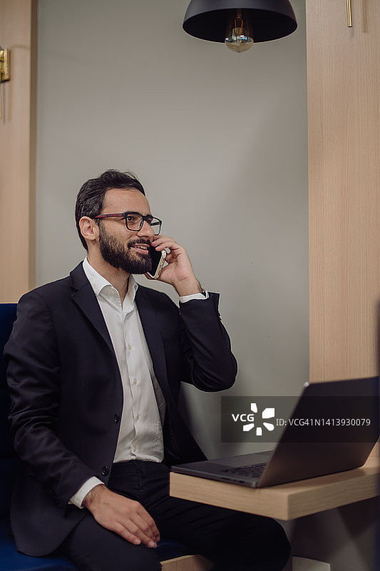 独自在共享办公桌工作的男人图片素材