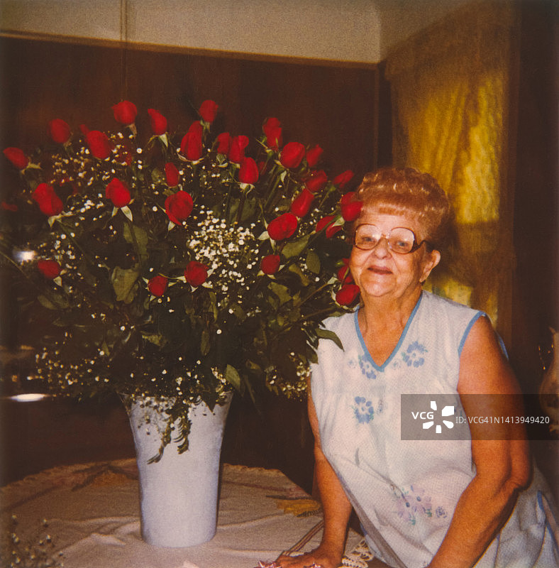 幸福的奶奶复古家庭照片图片素材