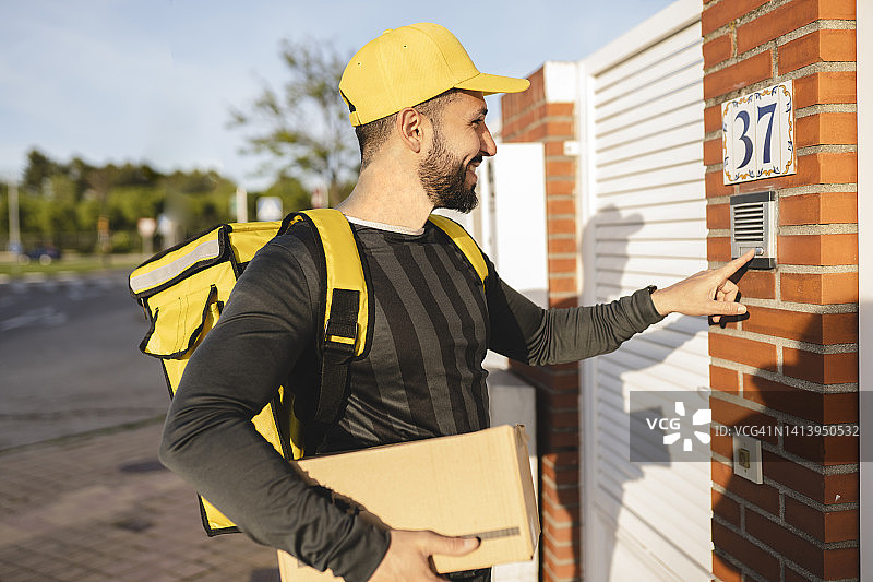 按门铃的送货员图片素材