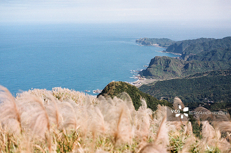中国台湾金瓜石秋季芒草山谷景色，废弃铜管一路延伸至山顶图片素材