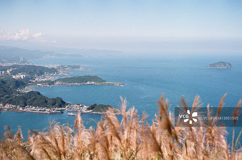中国台湾金瓜石秋季芒草山谷景色，废弃铜管一路延伸至山顶图片素材