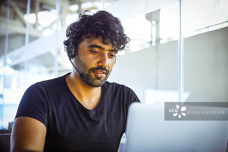 与客户通话的伊拉克呼叫中心客服图片素材