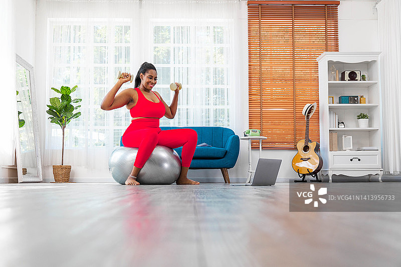 正在伸展身体的超重非裔美国女人图片素材