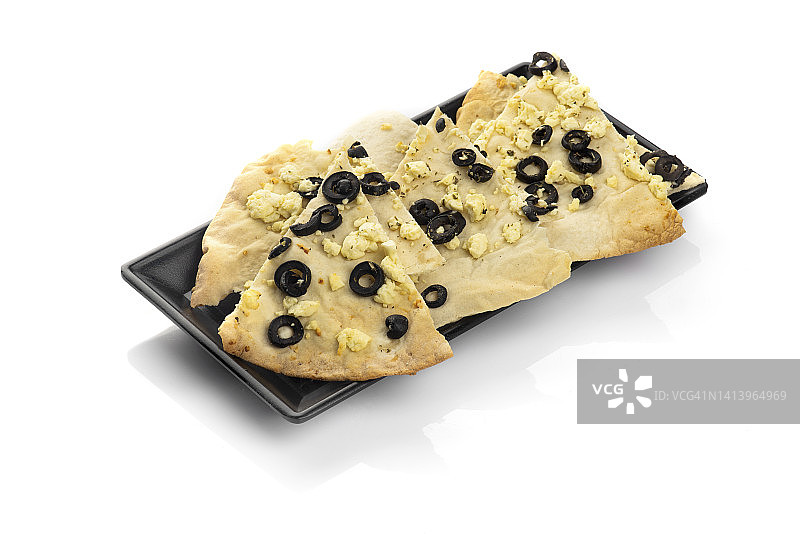 配有橄榄、奶酪和大蒜的烤饼图片素材