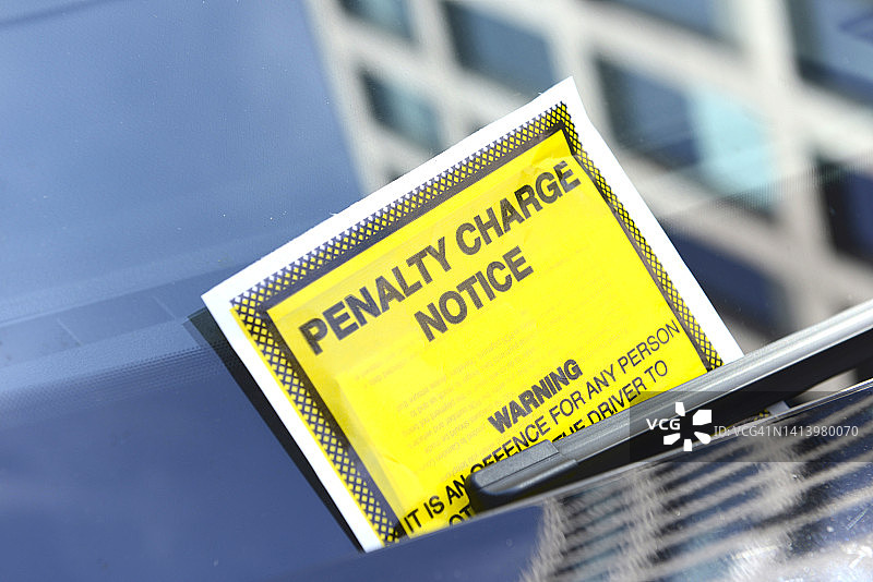 汽车上的停车票图片素材