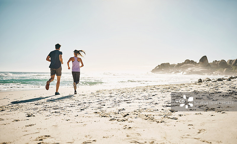 夏季海滩情侣慢跑图片素材
