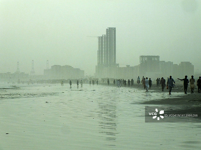 人们在克利夫顿海滩欣赏海景图片素材