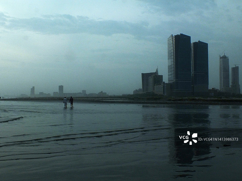 人们在克利夫顿海滩欣赏海景图片素材