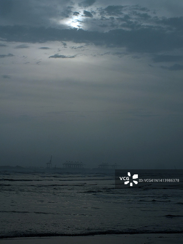 人们在克利夫顿海滩欣赏海景图片素材