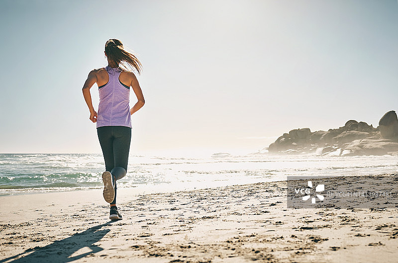 运动女人海边跑步健身背影图片素材