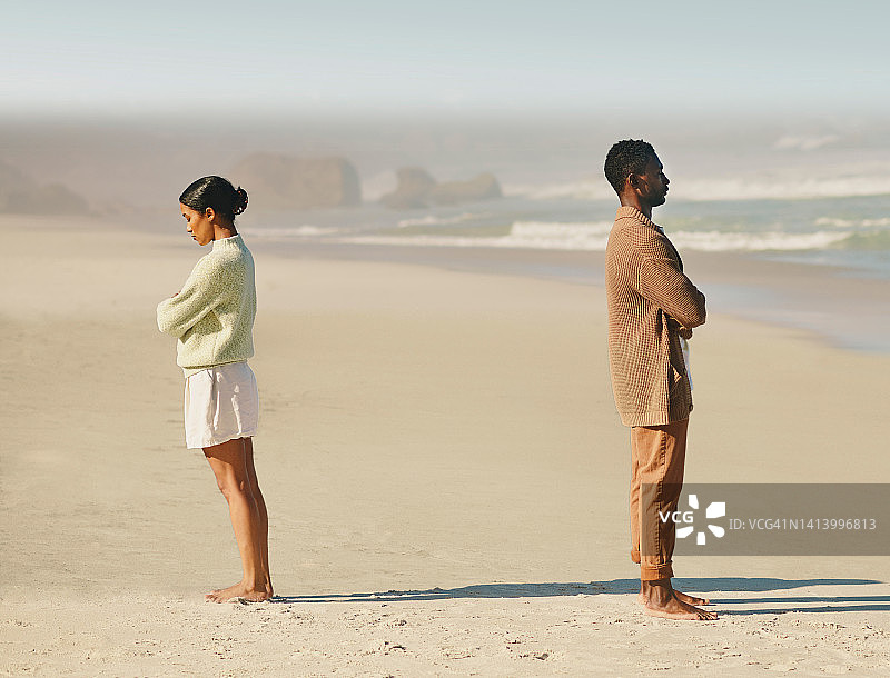 情侣在海滩争吵，关系问题与挫折，沟通不畅导致分手图片素材
