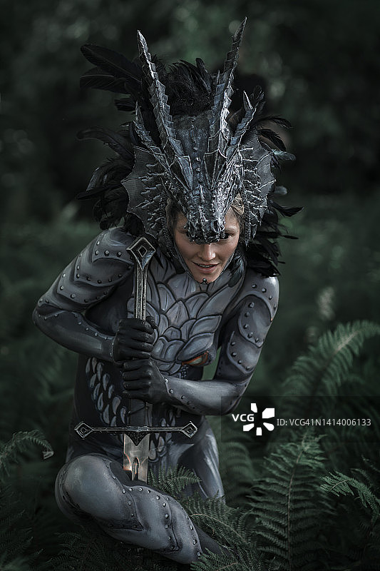 森林中美丽的龙纹彩绘女模特图片素材