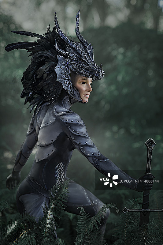 森林中美丽的龙纹彩绘女模特图片素材